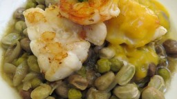 Recepta de cuina de Faves i pèsols guisats a la menta amb rap, gamba i crema de carbassa